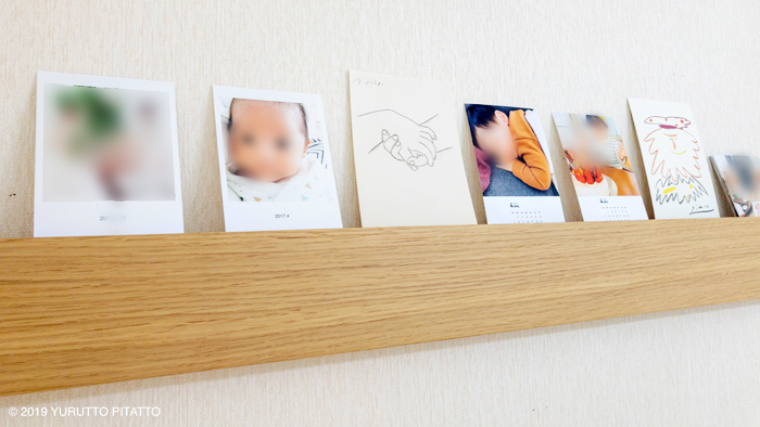 無印良品壁につけられる家具長押と写真やポストカード