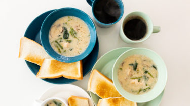 シンプルなトーストとスープ。ティーマペトロールブルーとティーマセラドングリーン。