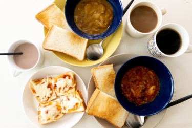カレーとトースト朝食。ティーマイエロー、ブルー、サンド、リネンとヘレマグの組み合わせ。