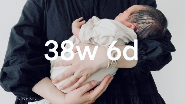 新生児を抱く女性の手
